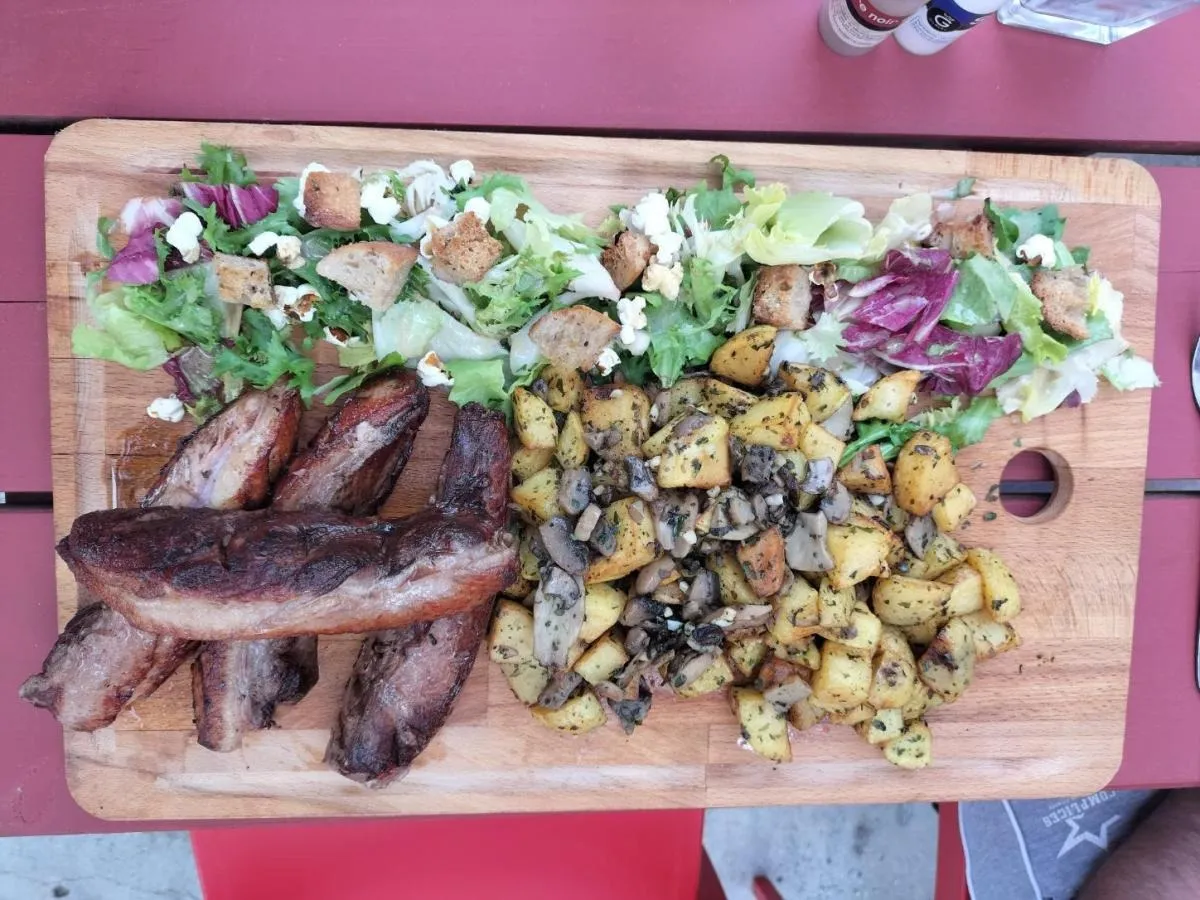 Planche de viandes grillées, pommes de terre et salade à partager au restaurant Mont Relais Gaillard.