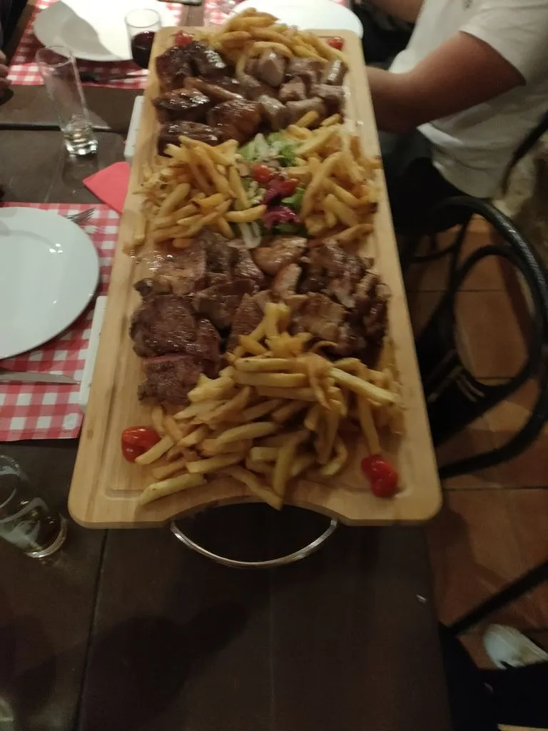 Planche de viandes grillées à partager avec frites et salade au restaurant Mont Relais Gaillard.
